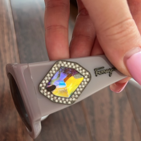 Ferragamo sunglasses - Picture 6 of 7